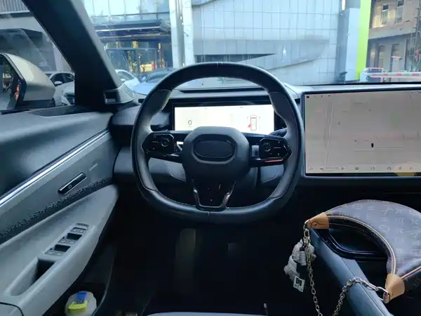 Lynk & Co 08 EM-P 2023