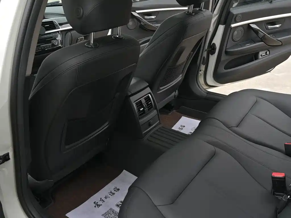 BMW 3 Series 2019 — фото 16