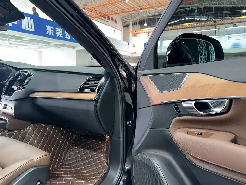 Volvo XC90 2021 — фото 11