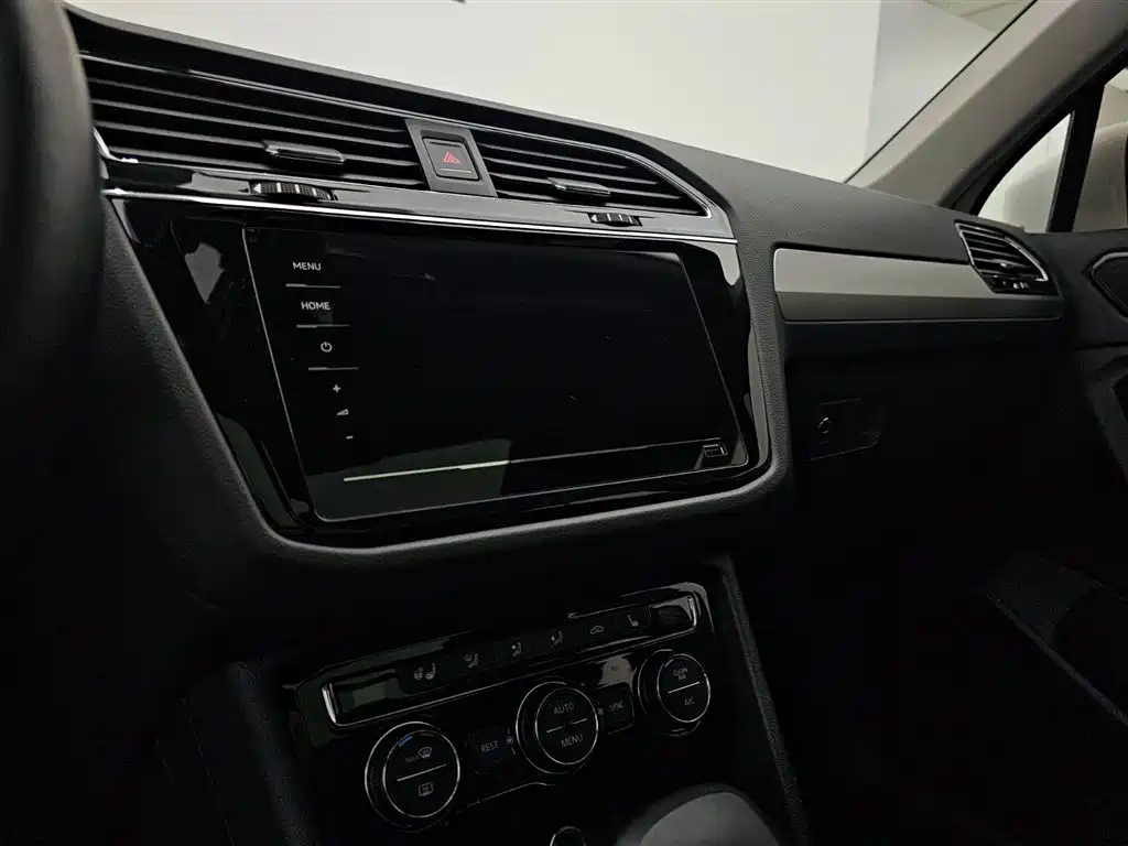 Volkswagen Tiguan L 2020 — фото 11