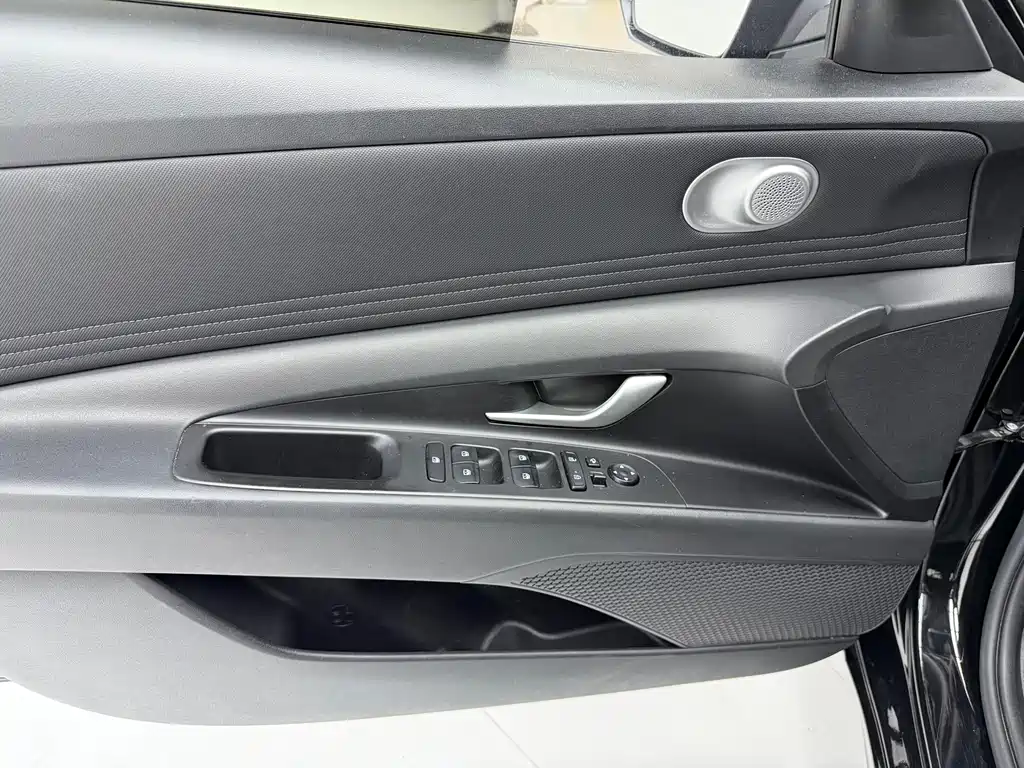 Hyundai Elantra 2022 — фото 14