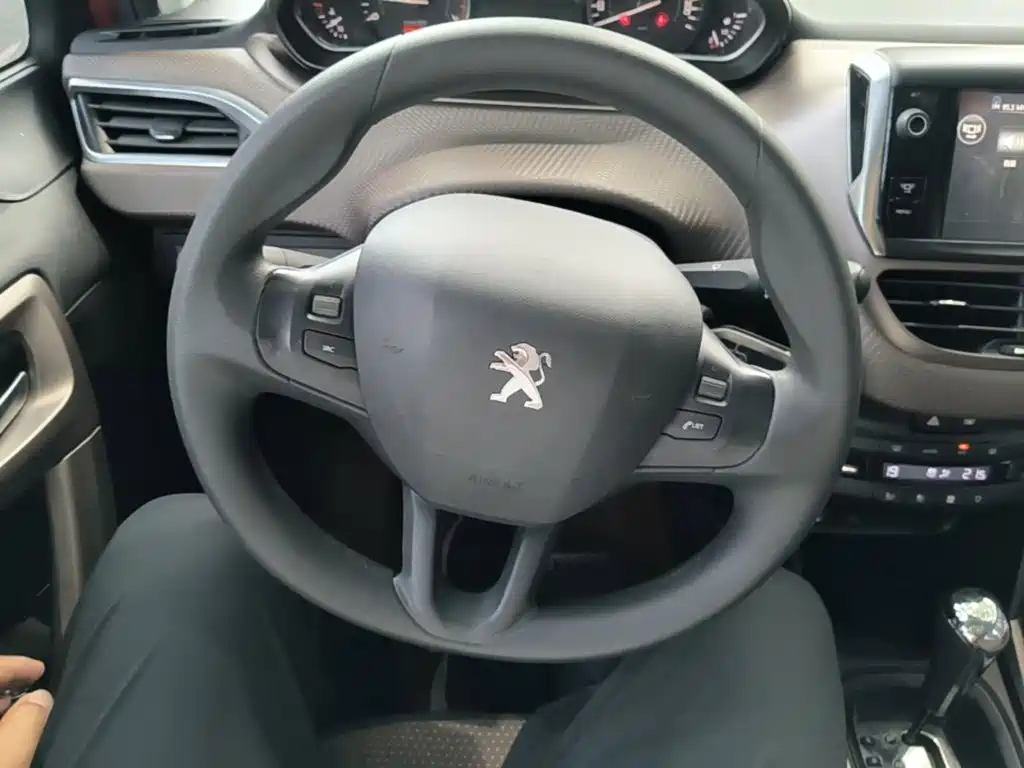 Peugeot 2008 2015 — фото 11