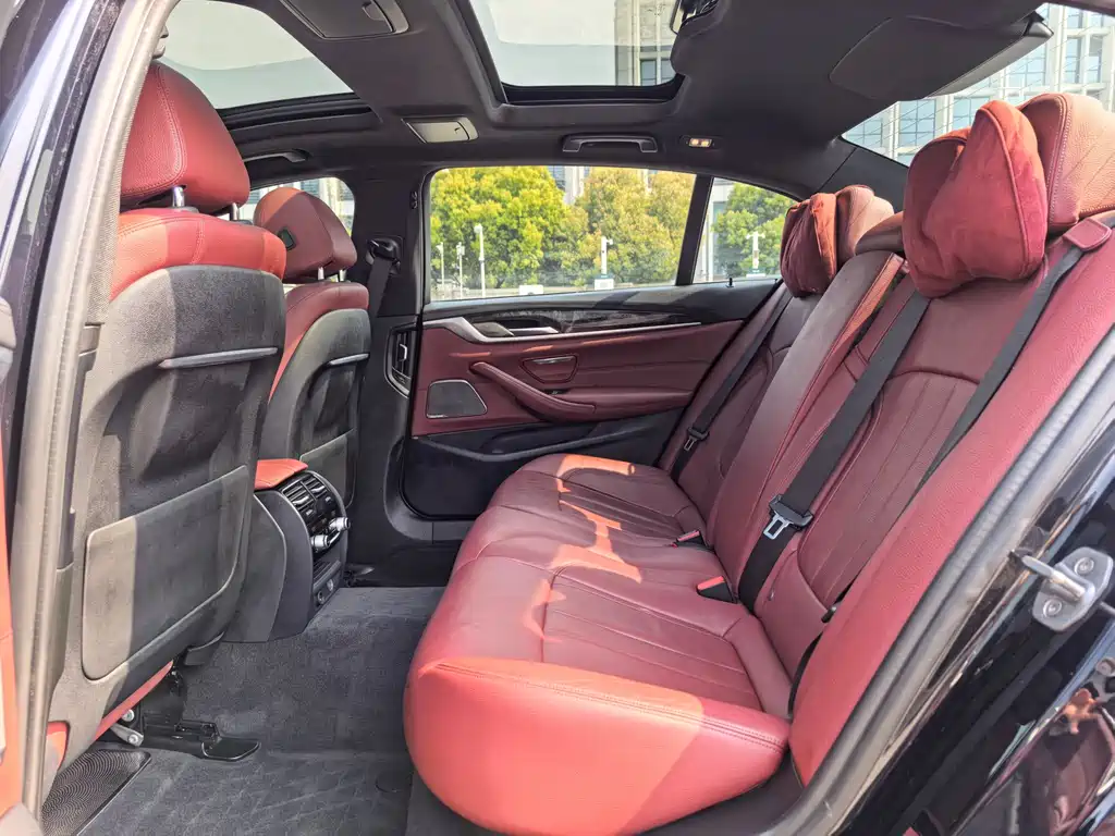 BMW 5 Series 2019 — фото 10