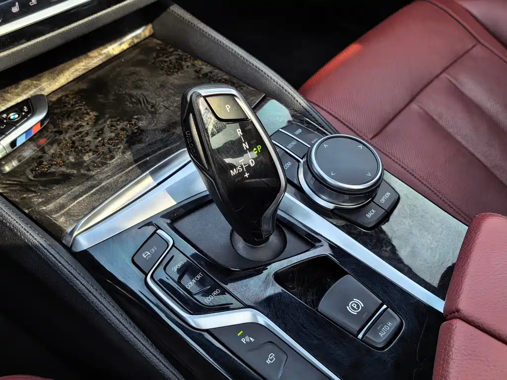 BMW 5 Series 2019 — фото 16