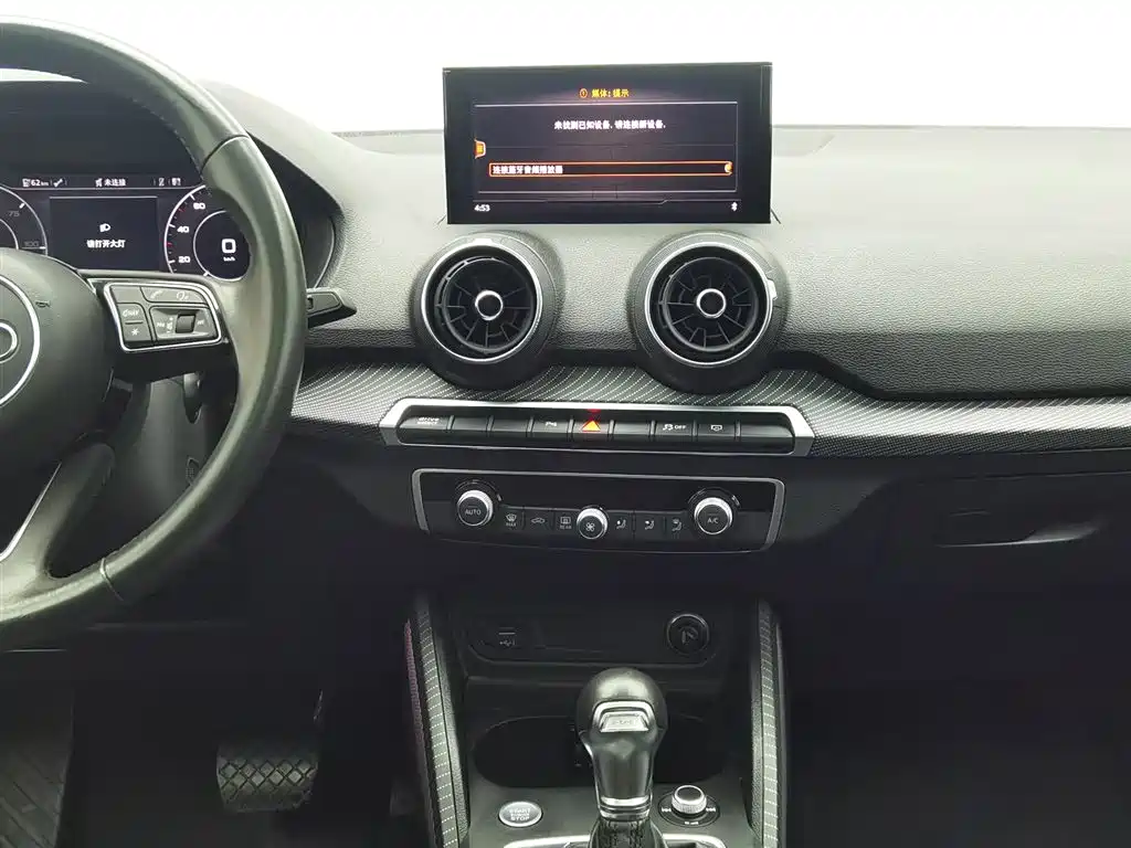 Audi Q2L e-tron 2020 — фото 12