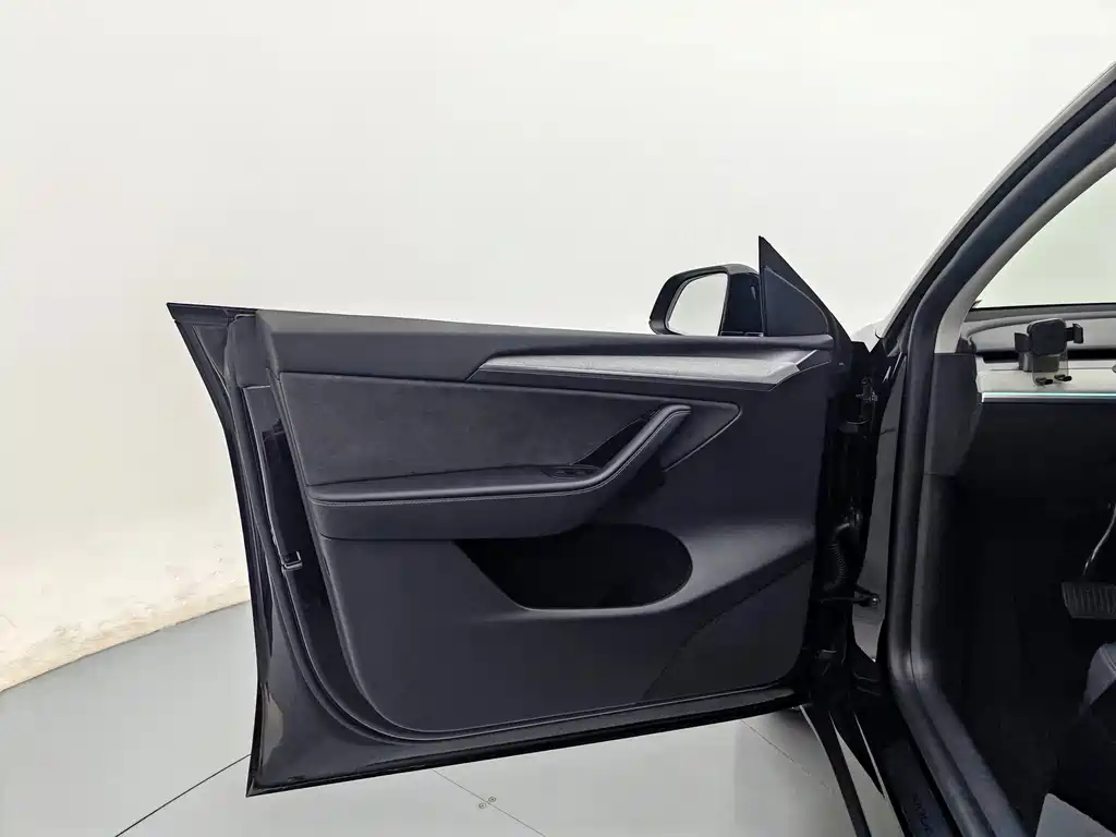 Tesla Model Y 2023 — фото 14