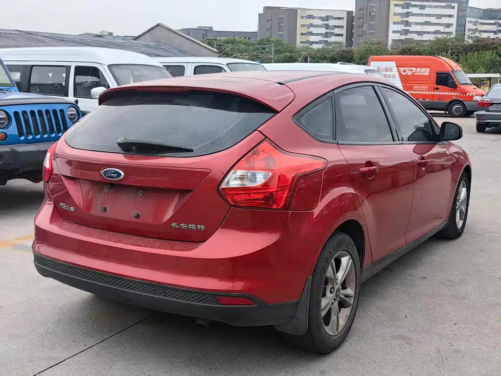 Ford Focus 2015 — фото 10
