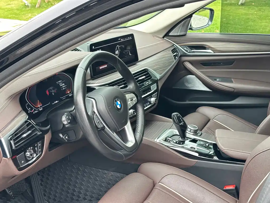 BMW 5 Series 2022 — фото 10