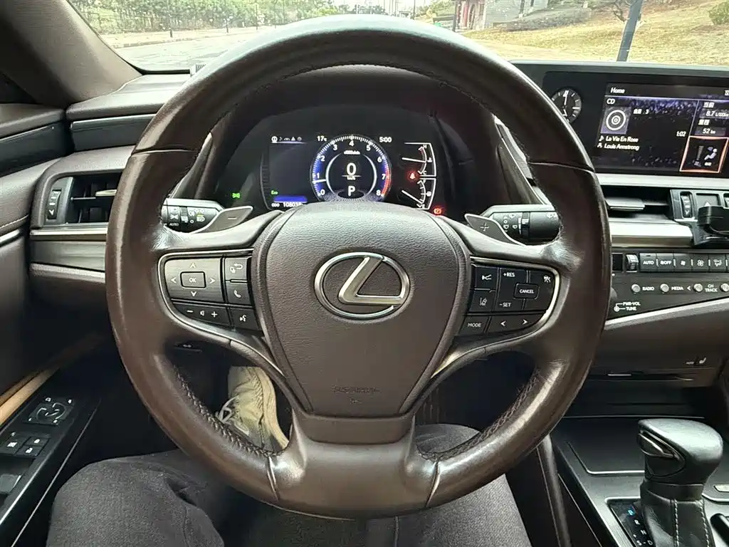 Lexus ES 2019 — фото 11