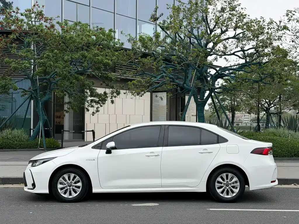 Toyota Corolla 2023 — фото 3