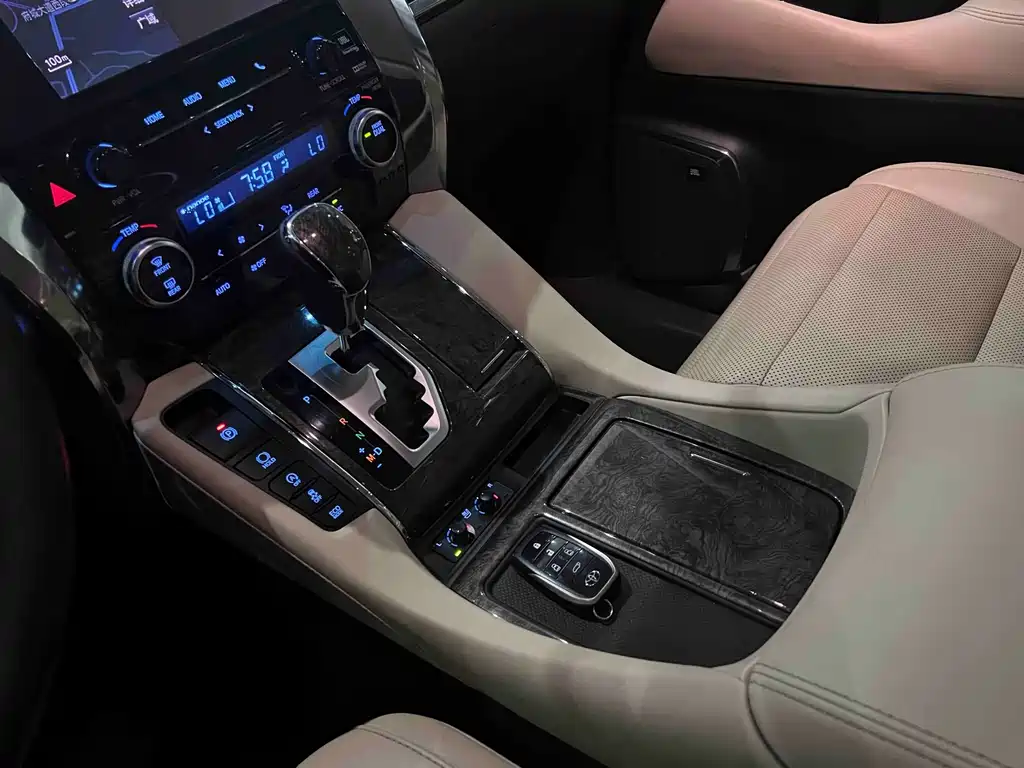 Toyota Alphard 2018 — фото 21