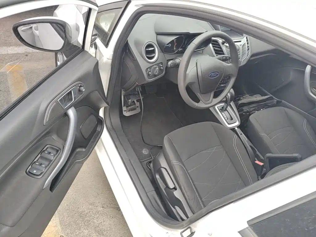 Ford Fiesta 2015 — фото 16
