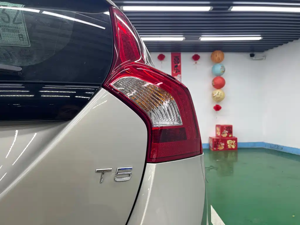 Volvo V60 2018 — фото 25