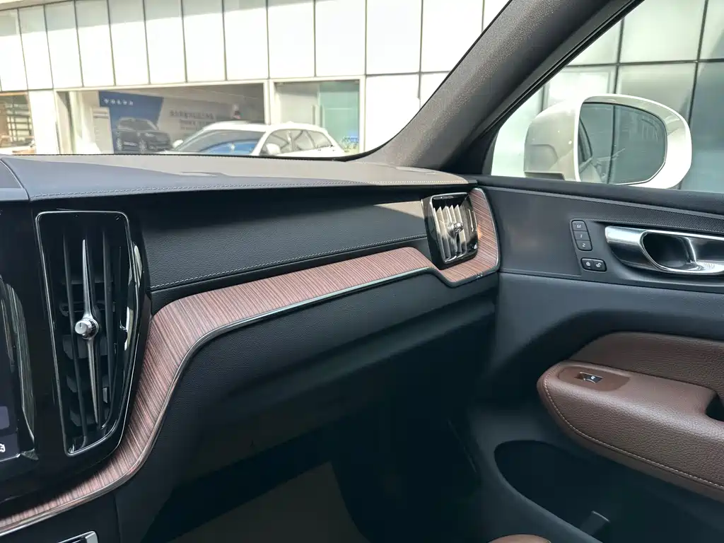 Volvo XC60 PHEV 2023 — фото 13