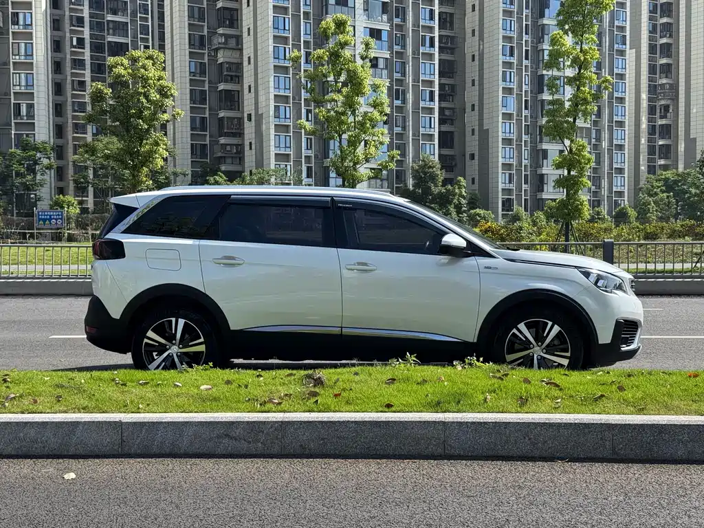 Peugeot 5008 2017 — фото 13