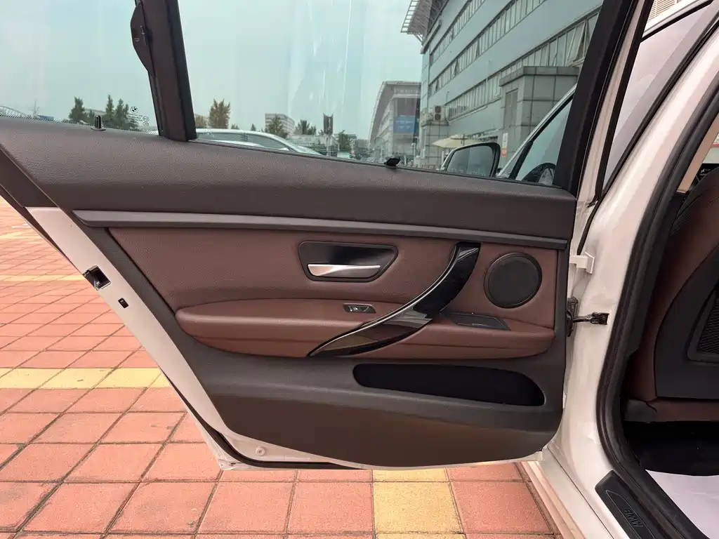 BMW 3 Series 2018 — фото 15