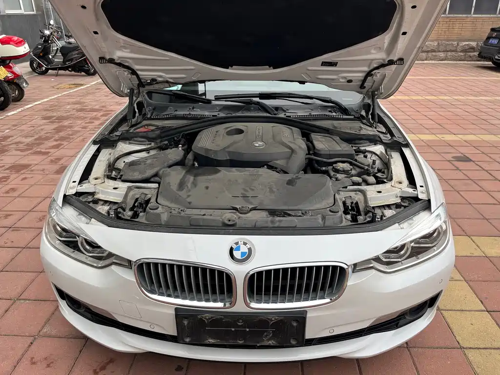 BMW 3 Series 2018 — фото 20