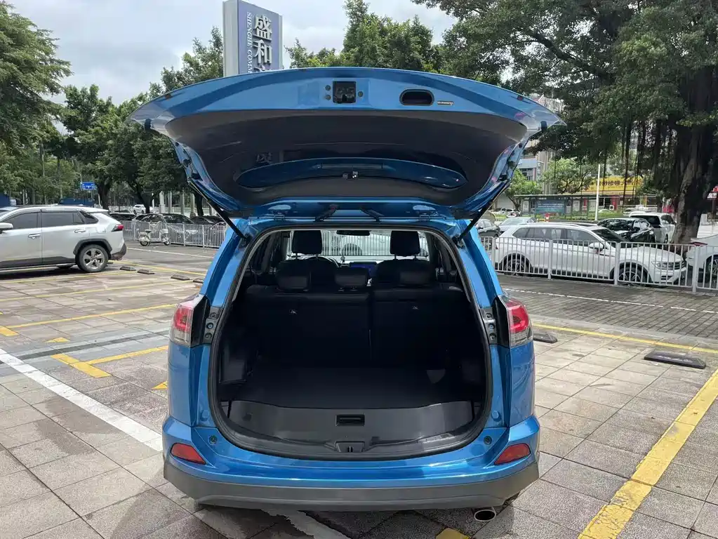 Toyota RAV4 2017 — фото 12