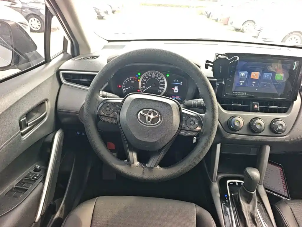 Toyota Corolla Cross 2023 — фото 11
