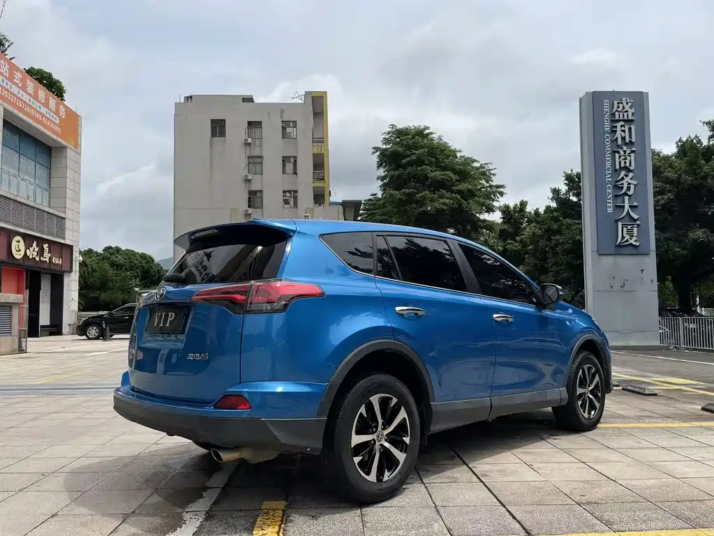 Toyota RAV4 2017 — фото 8