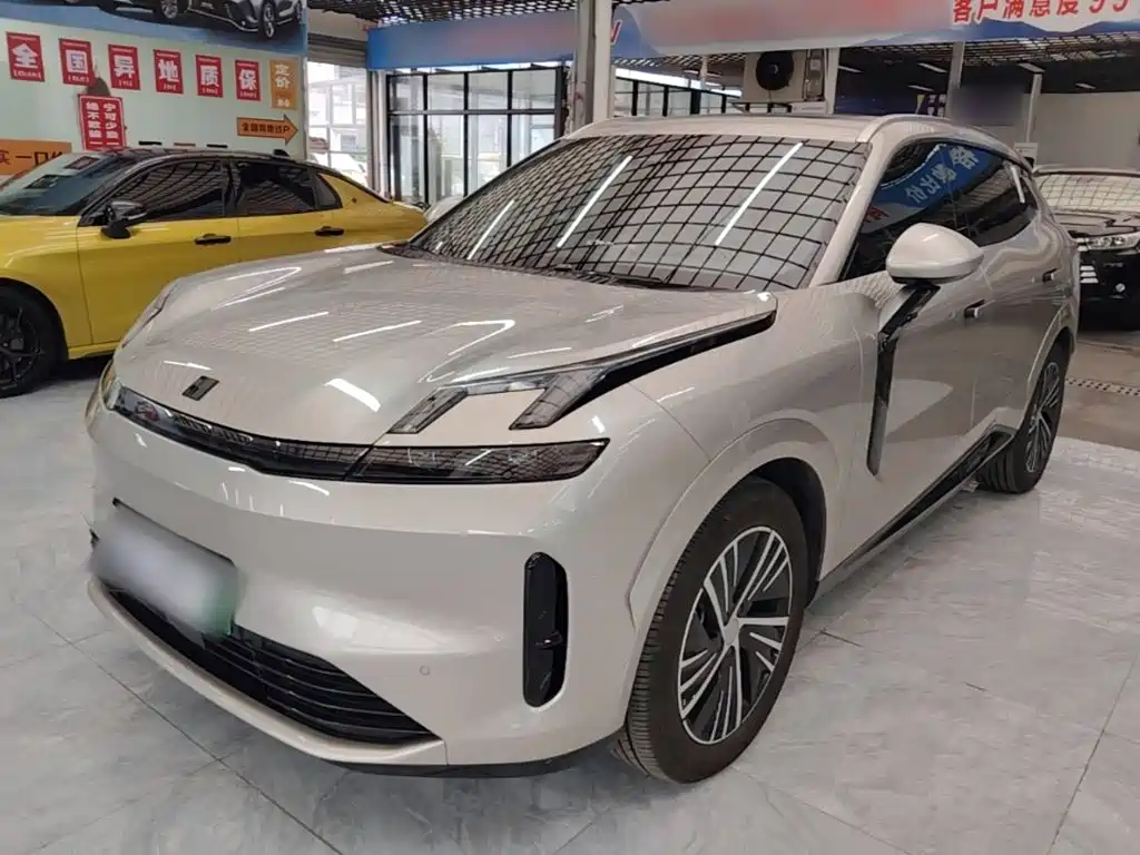 Lynk & Co 08 EM-P 2025