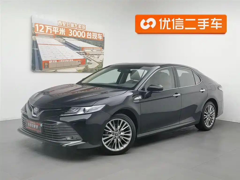 Toyota Camry 2019 — фото 1