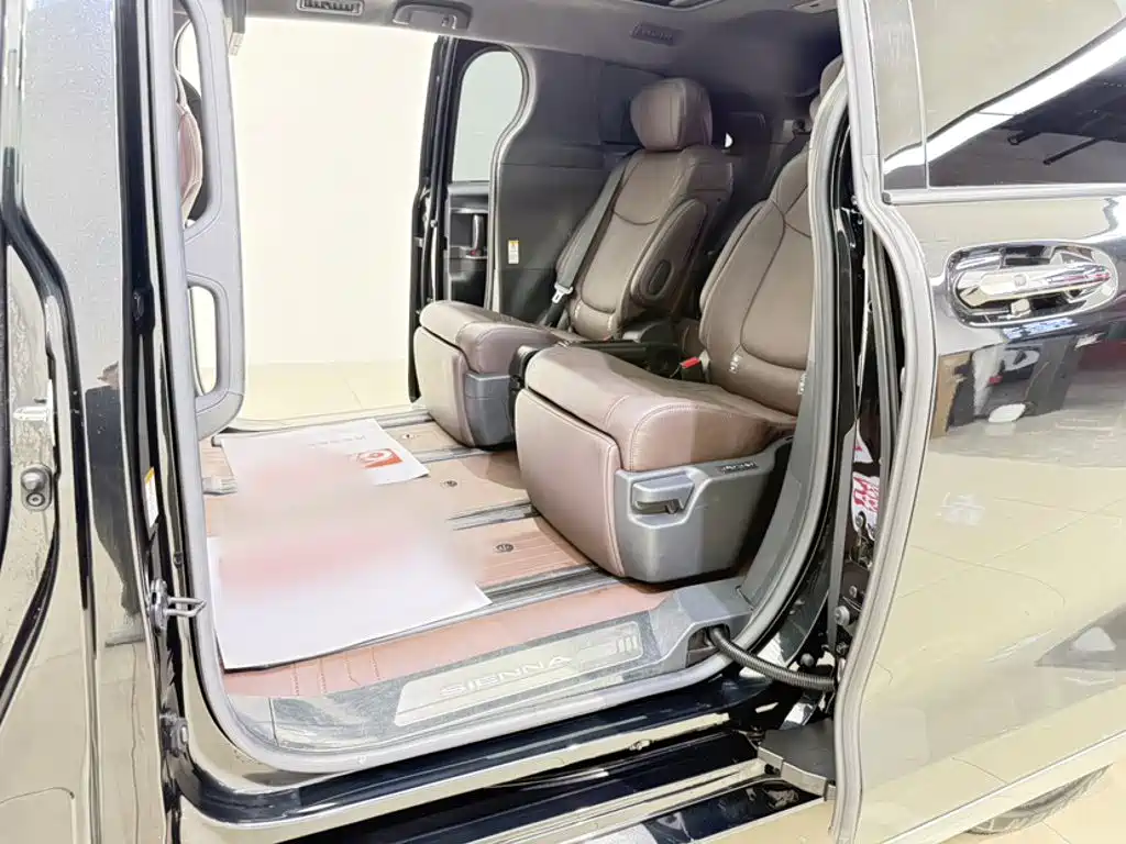 Toyota Sienna 2023 — фото 16