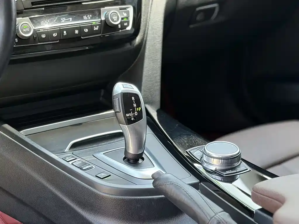 BMW 3 Series 2018 — фото 14