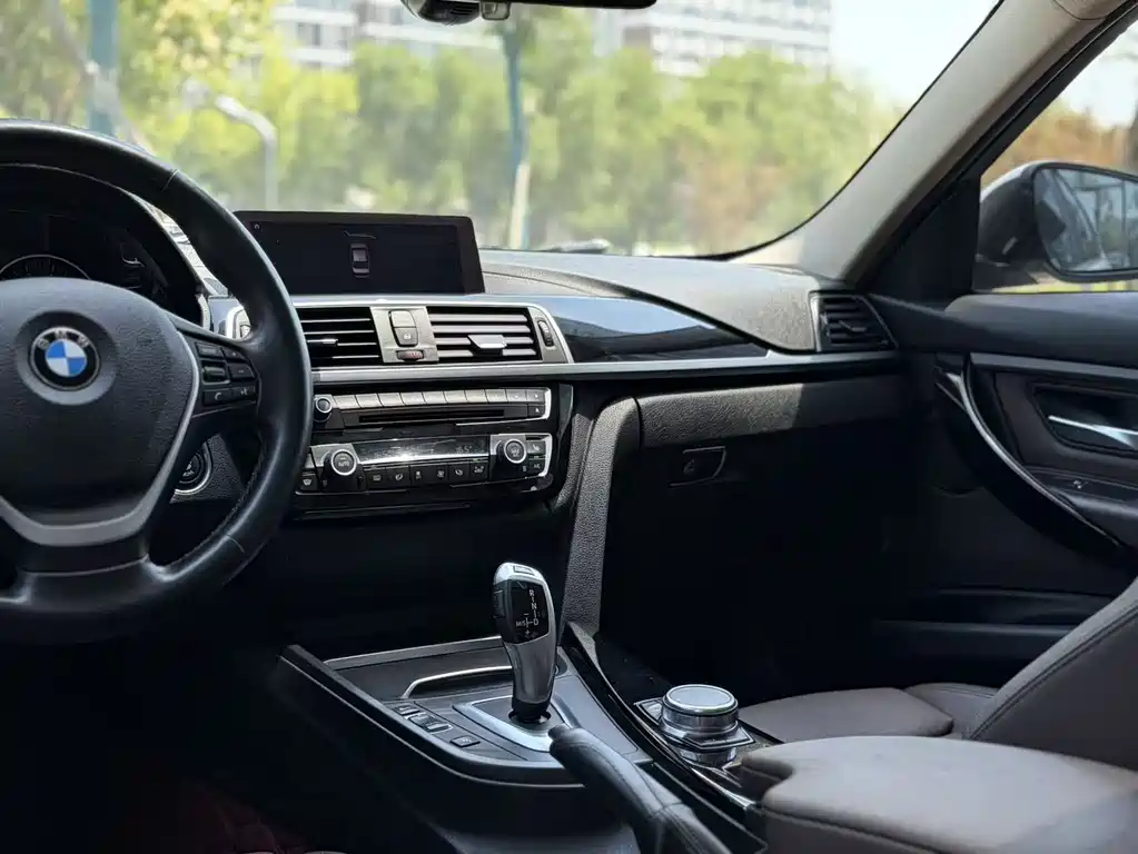 BMW 3 Series 2018 — фото 16