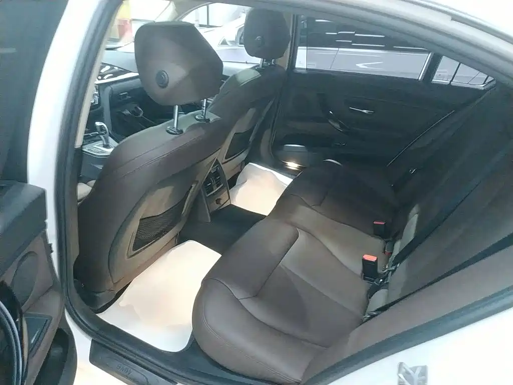 BMW 3 Series 2018 — фото 17