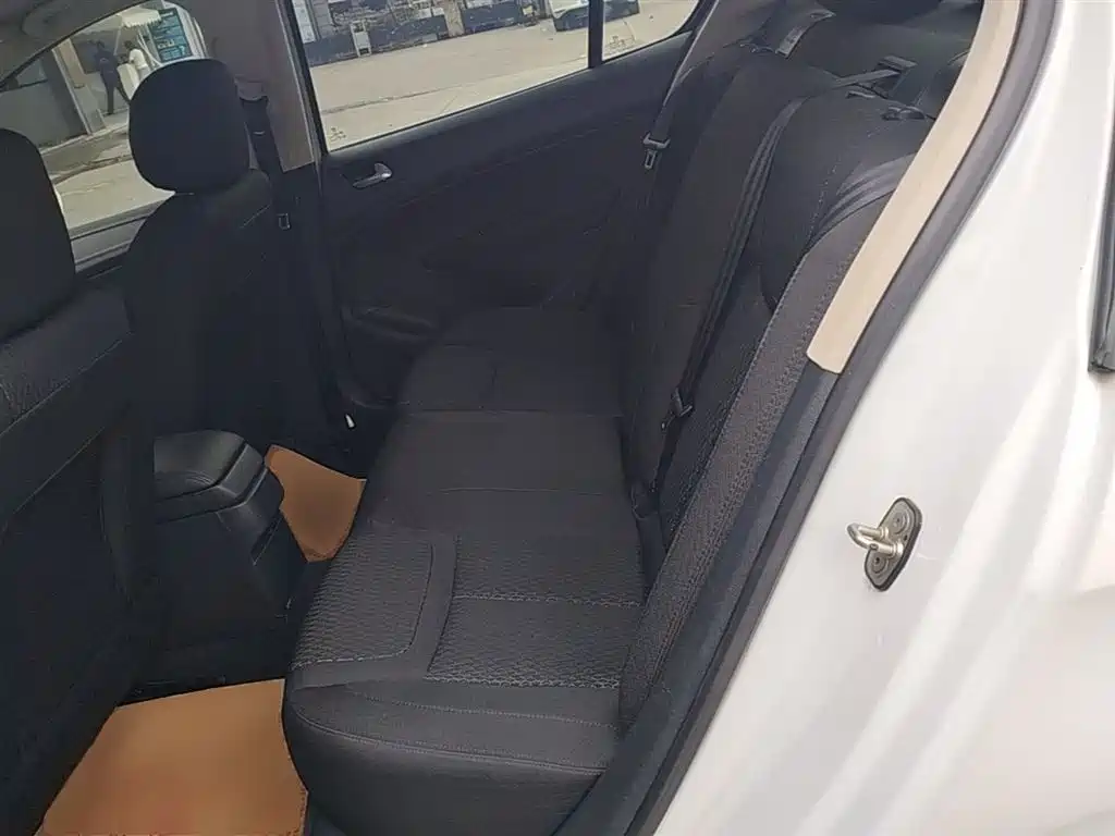 Peugeot 308 2015 — фото 17