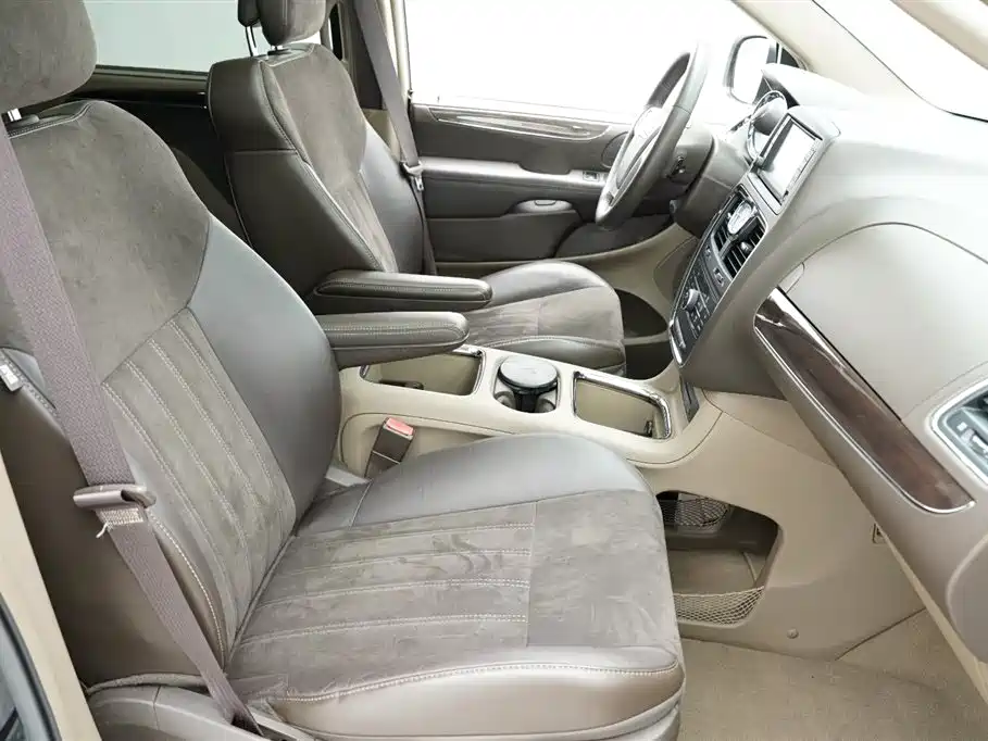 Chrysler Grand Voyager 2017 — фото 29