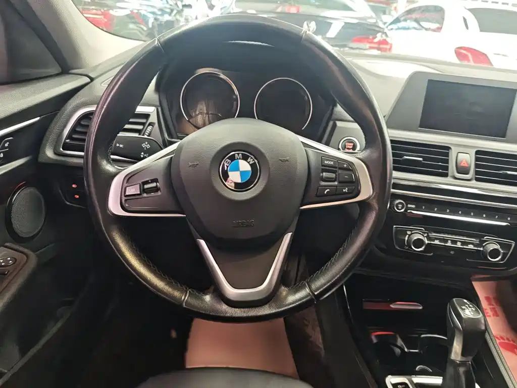 BMW 1 Series 2019 — фото 10