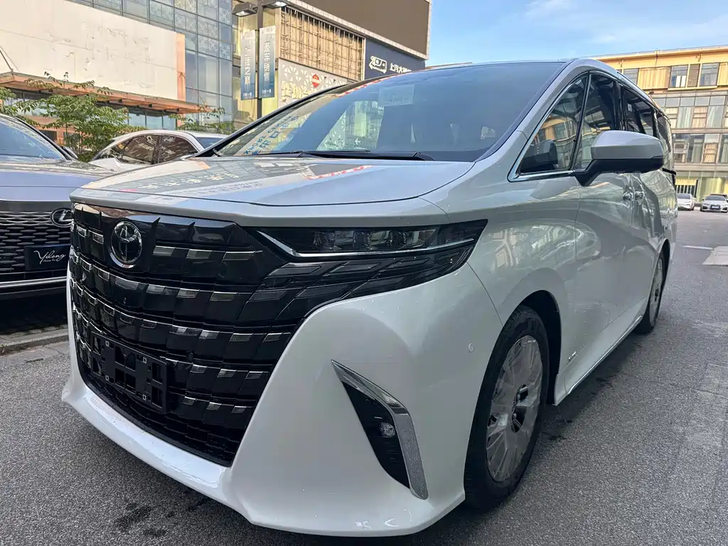 Toyota Alphard — фото 1