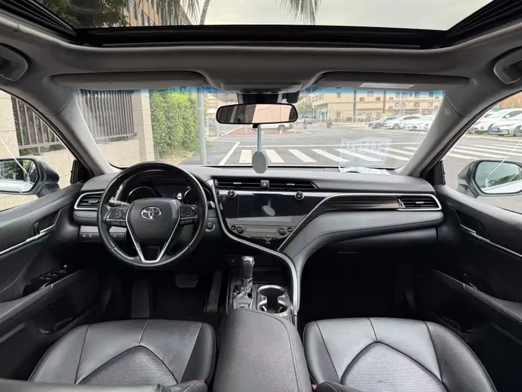 Toyota Camry 2019 — фото 13