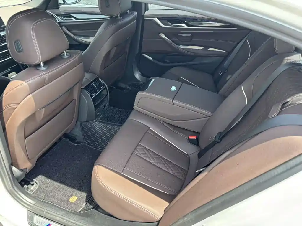 BMW 5 Series 2023 — фото 10