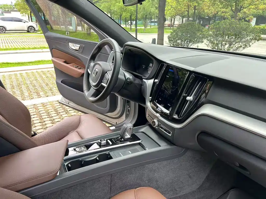 Volvo XC60 2022 — фото 14