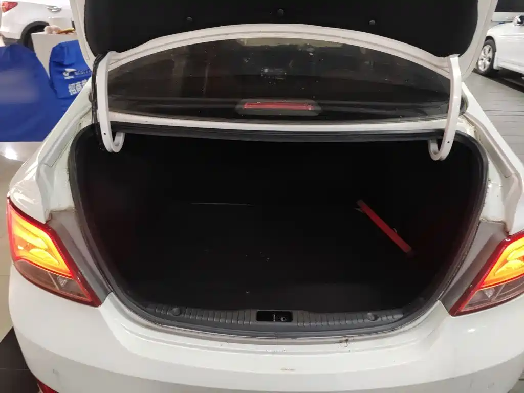 Hyundai Verna 2015 — фото 19