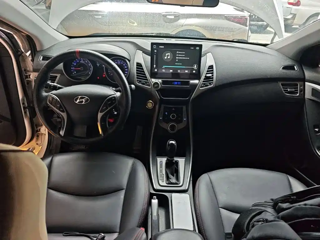 Hyundai Elantra 2016 — фото 10
