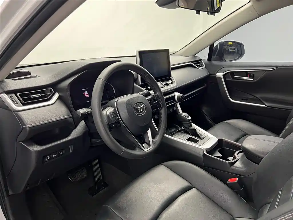 Toyota RAV4 2022 — фото 13