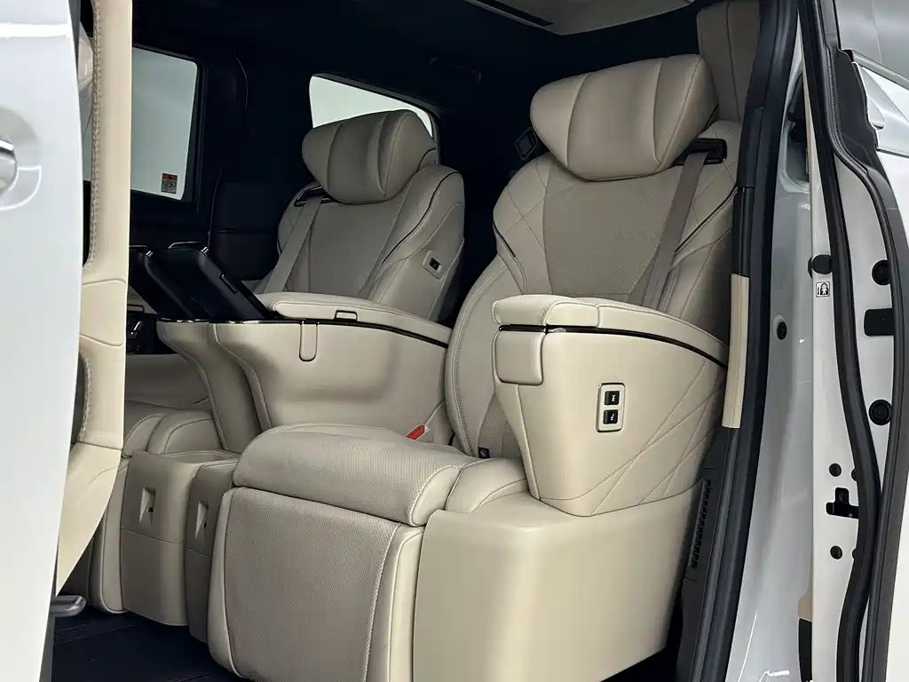 Toyota Alphard — фото 10