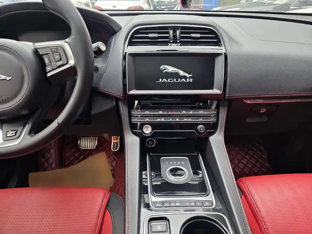 Jaguar F-PACE 2016 — фото 11