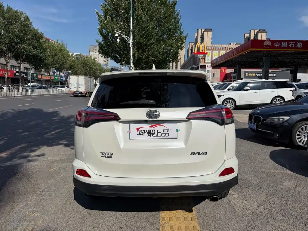 Toyota RAV4 2017 — фото 13