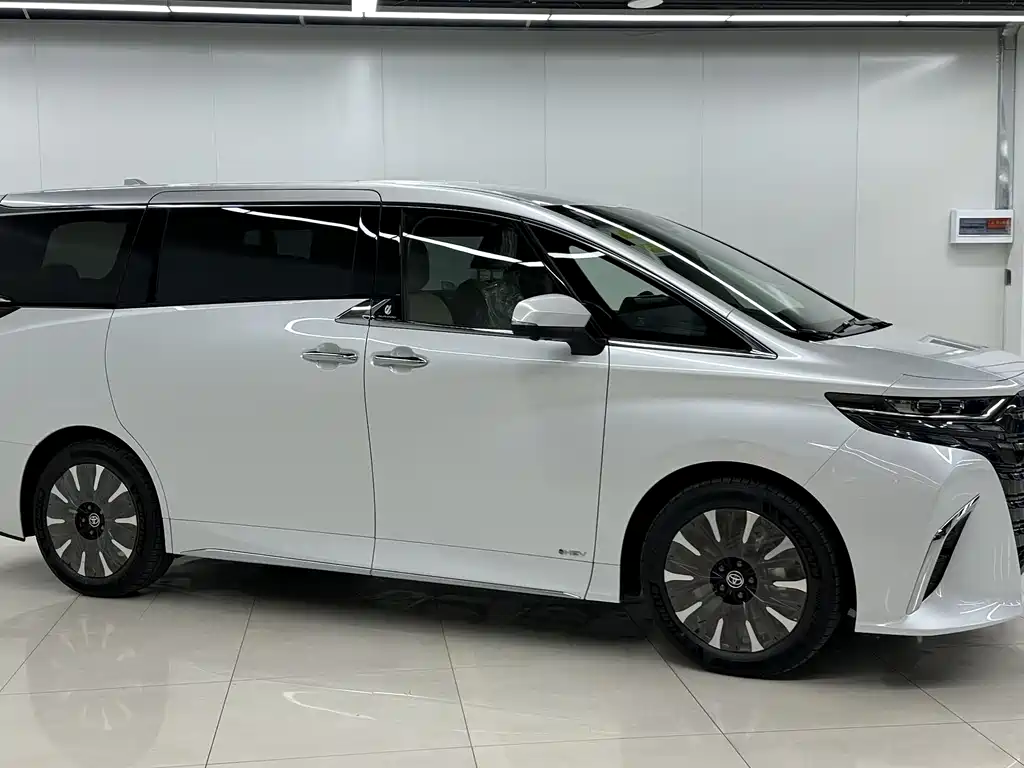 Toyota Alphard — фото 3