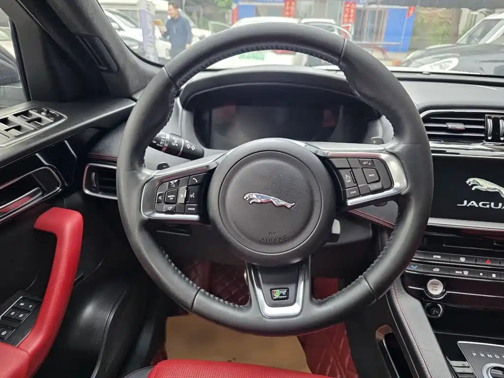 Jaguar F-PACE 2016 — фото 10