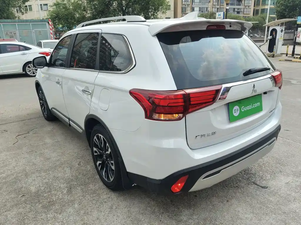 Mitsubishi Outlander 2021 — фото 23