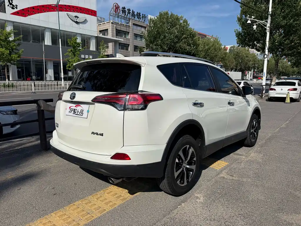 Toyota RAV4 2017 — фото 12