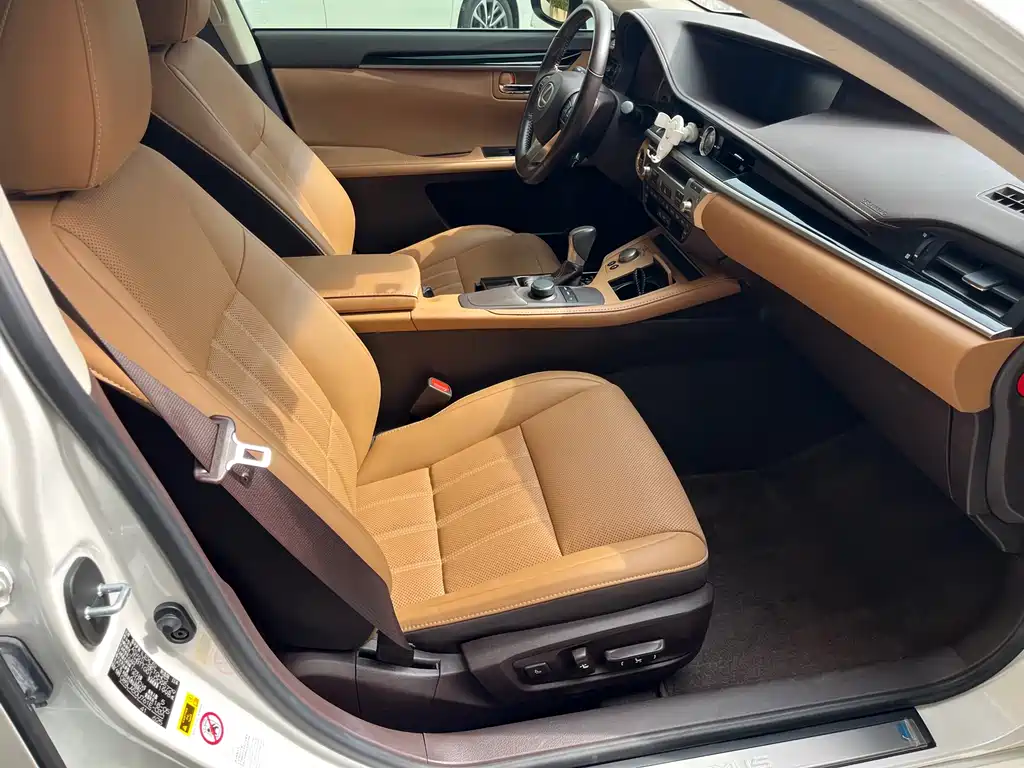 Lexus ES 2018 — фото 10