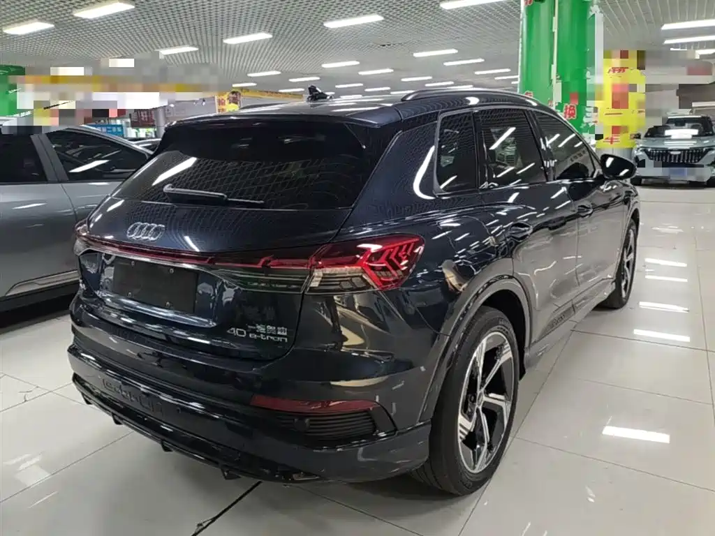 Audi Q4 e-tron 2023 — фото 7