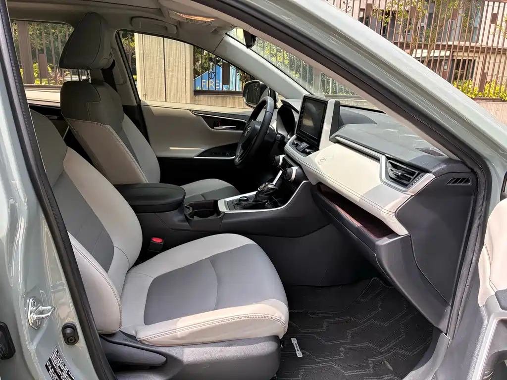 Toyota RAV4 2019 — фото 15